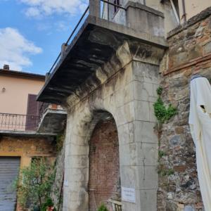 Restauro di antica fontana, Chianni, Pisa (I beni 