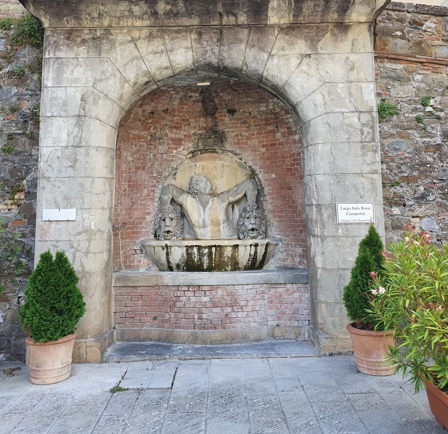 Restauro di antica fontana, Chianni, Pisa
